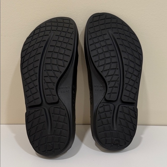 NEW - OOFOS Black Men\'s Sandals (sz Men 9 or Women 11) main image 7